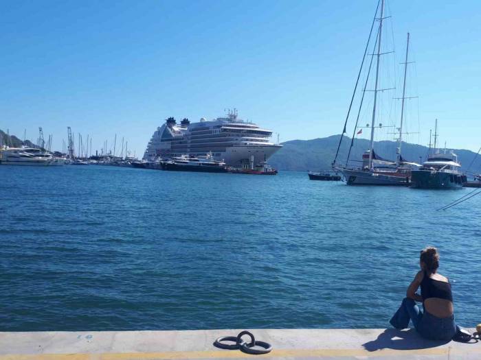 Bahama Bayraklı Dev Yolcu Gemisi 560 Yolcu Getirdi