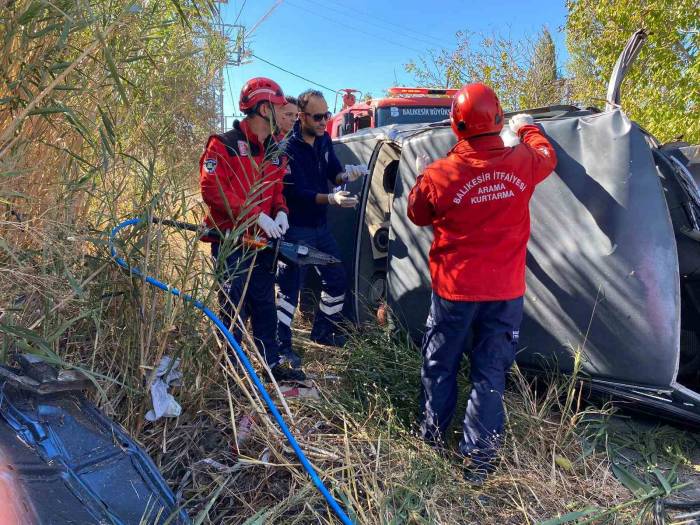 Burhaniye’de Direğe Çarpan Otomobilin Sürücüsü Yaralandı