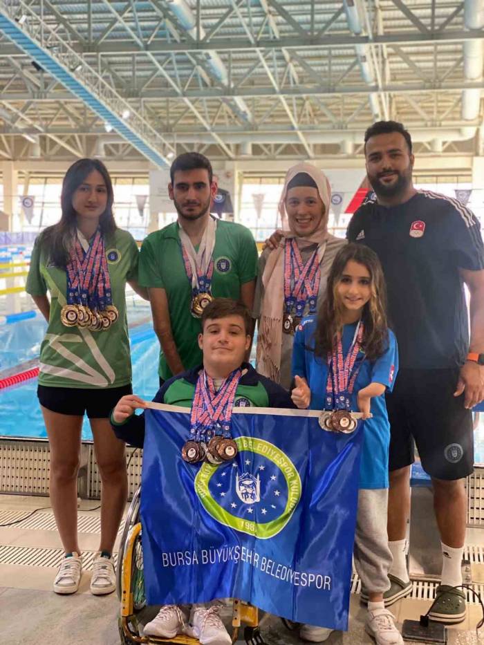 Bursa Büyükşehirli Yüzücülerden 37 Madalya