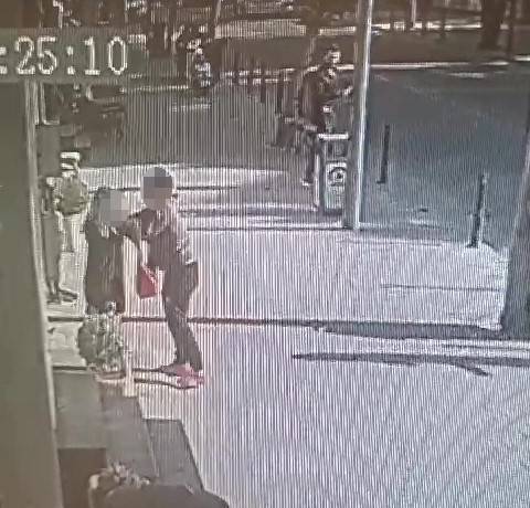 Saçından Tuttuğu Kadını Dakikalarca Sürükledi
