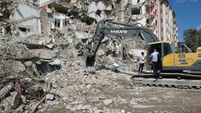 Malatya’da Ağır Hasarlı Binalar Eş Zamanlı Yıkılıyor