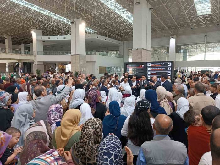 Kutsal Topraklara Gitme Hayali Olan 158 Vatandaş Umreye Uğurlandı