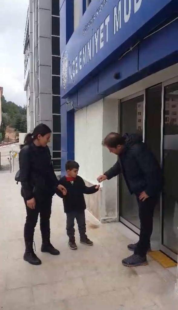 6 Yaşındaki Çocuk Bulduğu Altın Bilekliği Polise Teslim Etti