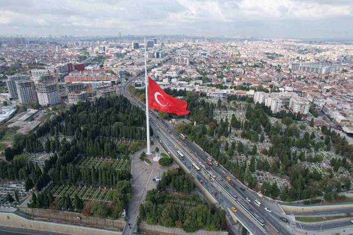 İstanbul’da Bayraklar Yarıya İndirildi