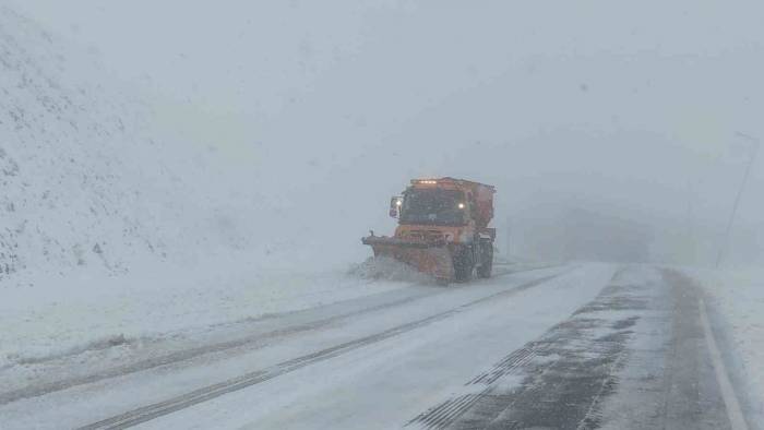 Kar Yağışı 3 Bin Rakımlı Karabet Geçidi’nde Etkili Oluyor