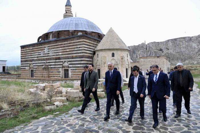 Bakan Ersoy Eski Van Şehrini İnceledi