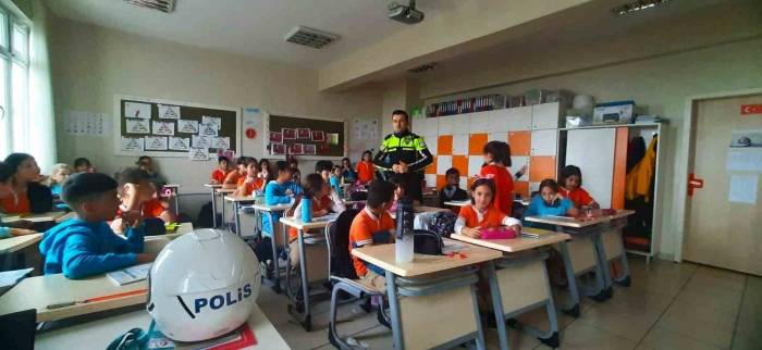 Trafik Polislerinden Öğrencilere Ve Otobüs Yolcularına Bilgilendirme
