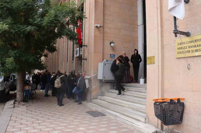 Vatandaşların Madeni Para Kuyruğu