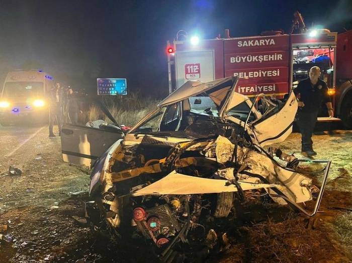 Kamyonet İle Otomobil Kafa Kafaya Çarpıştı: Baba-oğul Hayatını Kaybetti