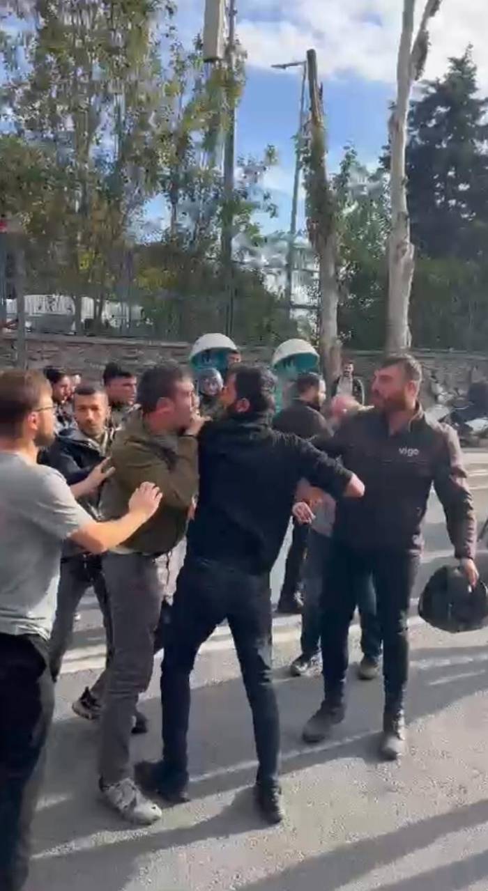 "‘James Bond Gibi Bakamazsın" Diyerek Sokak Ortasında Saldırdılar: O Anlar Kamerada