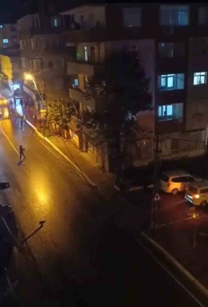 Sultanbeyli’de Husumetli İki Komşu Ailenin Kavgasında Silahlar Konuştu: 1 Yaralı