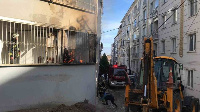 Tekirdağ’da Korku Dolu Anlar Kamerada: Su Patlağını Ararken, Doğalgaz Borusunu Patlattı