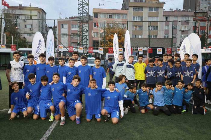 Zeytinburnu’nda Amatör Futbol Kulüplerine Nakit Desteği