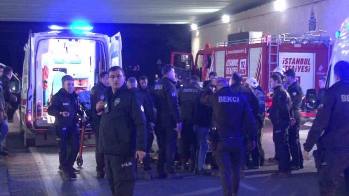 Alkollü Sürücü Hafriyat Kamyonuyla Dehşet Saçtı: 2 Polis Ağır Yaralı