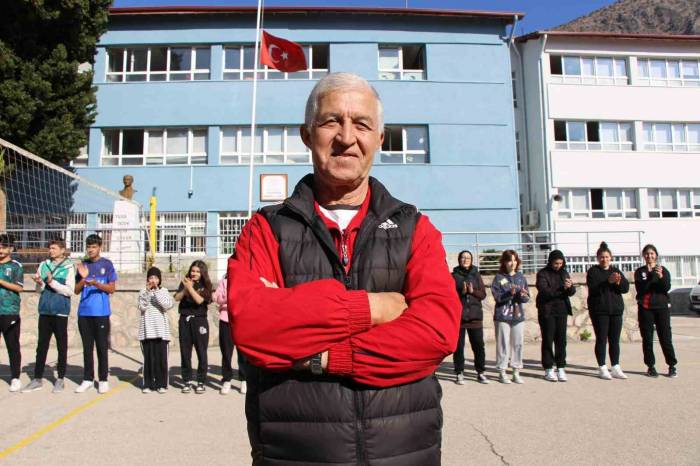 42 Yıl Aynı Okulda Görev Yapan ’nadir Hoca’ya Alkışlı Veda