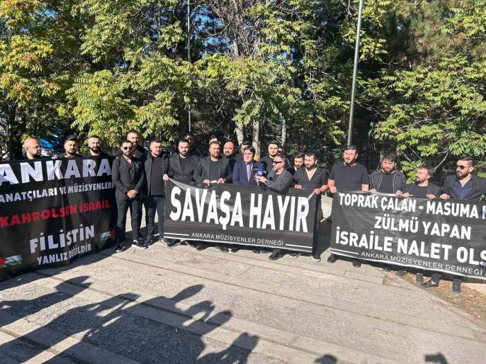 Ankaralı Müzisyenler İsrail Büyükelçiliği’ne Siyah Çelenk Bıraktı