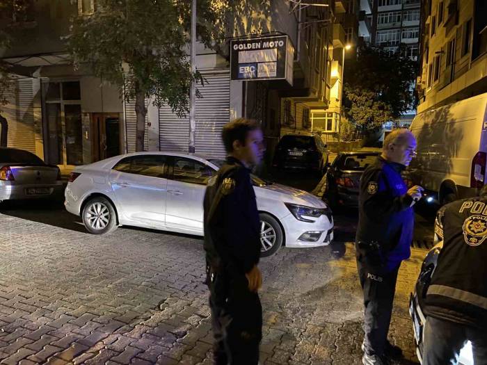 Bahçelievler’de Polisin "Dur" İhtarına Uymayan Araç Kaçtı, Kovalamacada İki Polis Yaralandı
