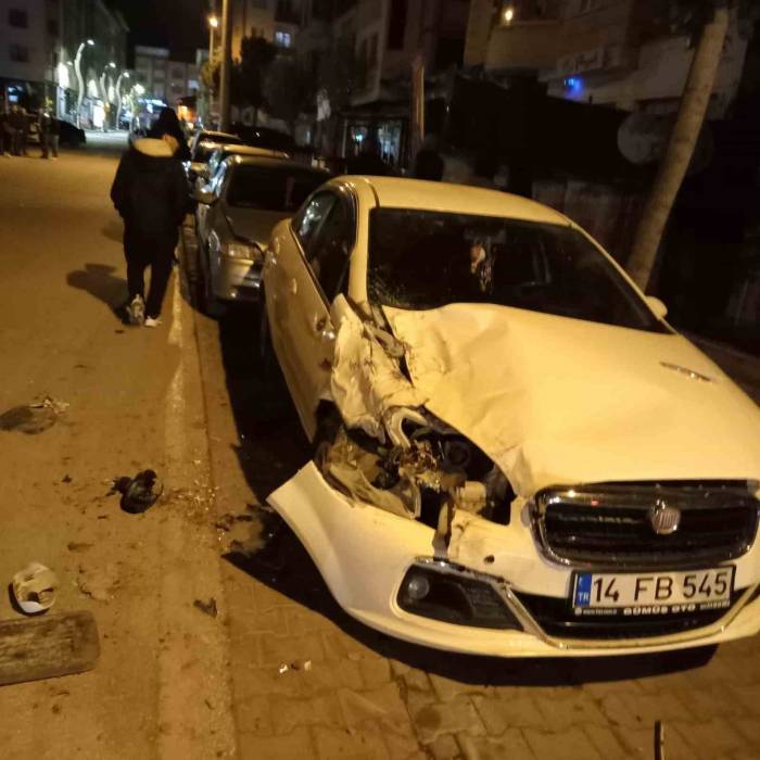 Park Halindeki 2 Otomobile Çarptı, Aracını Bırakıp Gitti