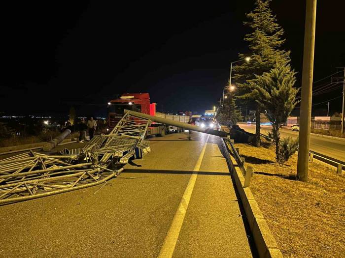 Burdur’da Dorsesi Açık Unutulan Kamyon Trafik Levhasını Devirdi, Yol Trafiğe Kapandı