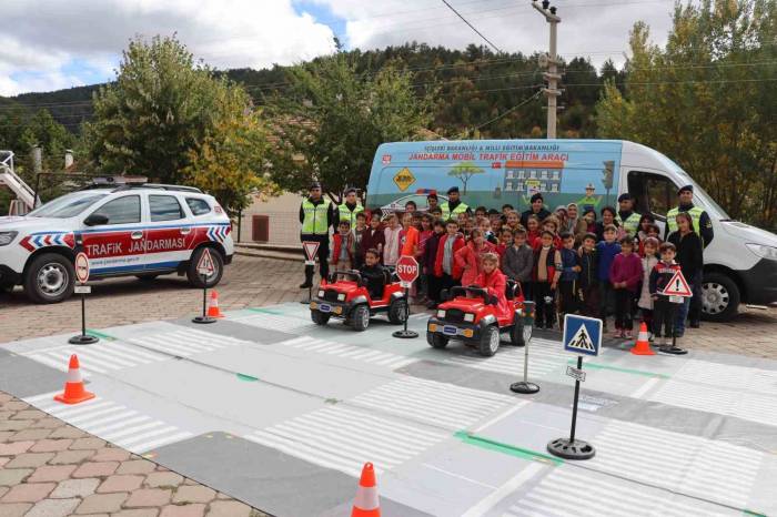 Jandarmadan Öğrencilere “Trafik Güvenliği Eğitimi”