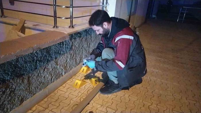Evin Bahçesinden Pompalı Tüfekle Etrafa Ateş Açtılar