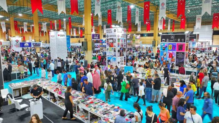 Denizli’de Kitap Fuarı’nda Yazar Yağmuru Sürüyor