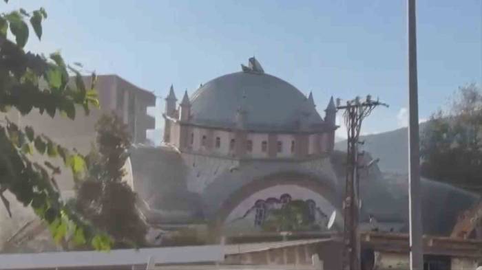 Ağır Hasarlı Caminin Çökme Anı Kamerada