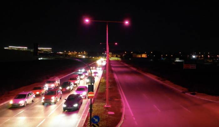 Bursa’da Sokak Lambaları Pembe Yandı