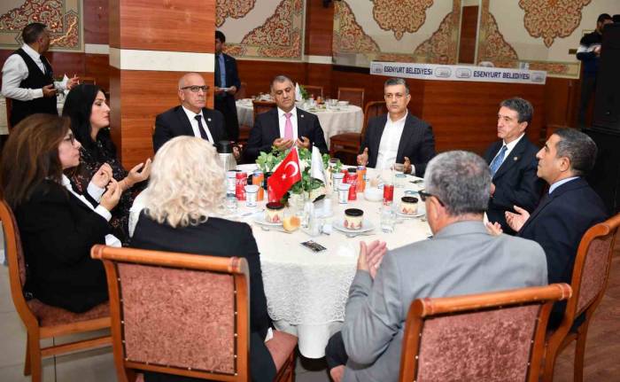 Esenyurt Belediye Başkanı Deniz Bozkurt, Muhtarlarla Bir Araya Geldi