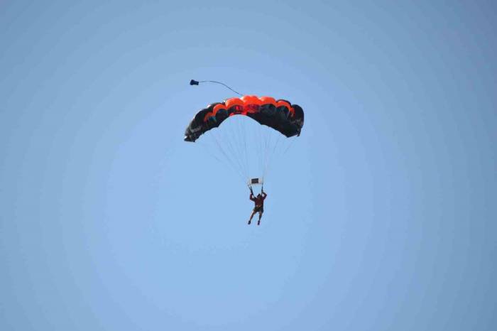 Gökyüzünde Akrobasi Gösterisi Nefesleri Kesti