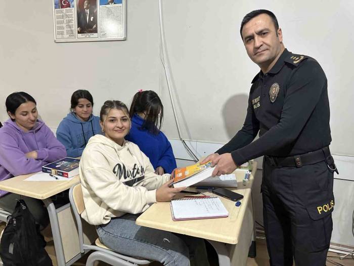 Yüksekova Polisinden Yks’ye Hazırlanan Öğrencilere Kitap Desteği