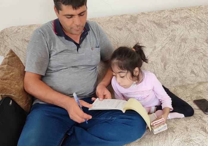 8 Yaşındaki Melek, Depremde Yıkılan Camiye Küpe İçin Biriktirdiği Parasını Bağışladı