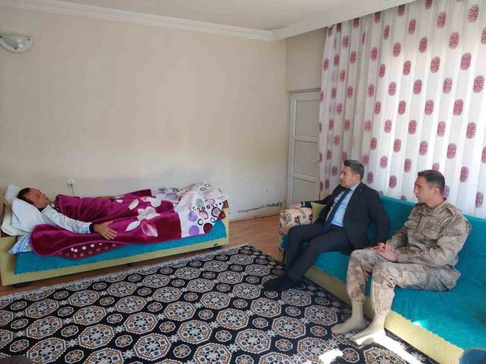 Kaymakam Özçelik, Yaralanan Güvenlik Korucusunu Evinde Ziyaret Etti