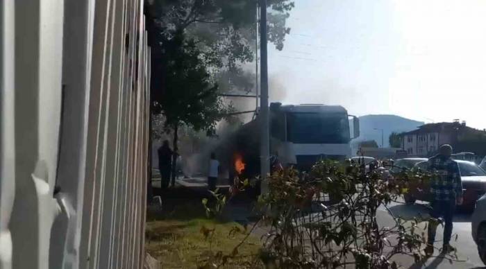 Seyir Halindeki Kamyonun Tekerinden Alevler Yükseldi