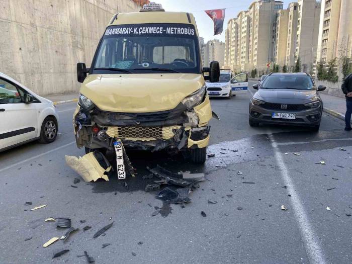 Yolcu Minibüsü Otomobile Çarptı: 4 Yaralı