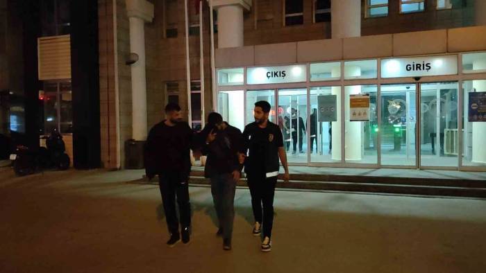 Kuşadası’nda Göçmen Kaçakçıları Kıskıvrak Yakalandı