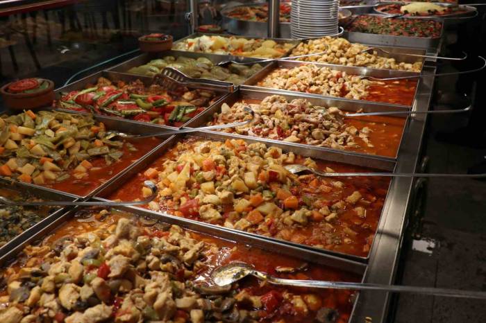 Yıllardır Enflasyona Direniyor: Öğrencilere Çay Fiyatına 3 Kap Yemek Veriyor