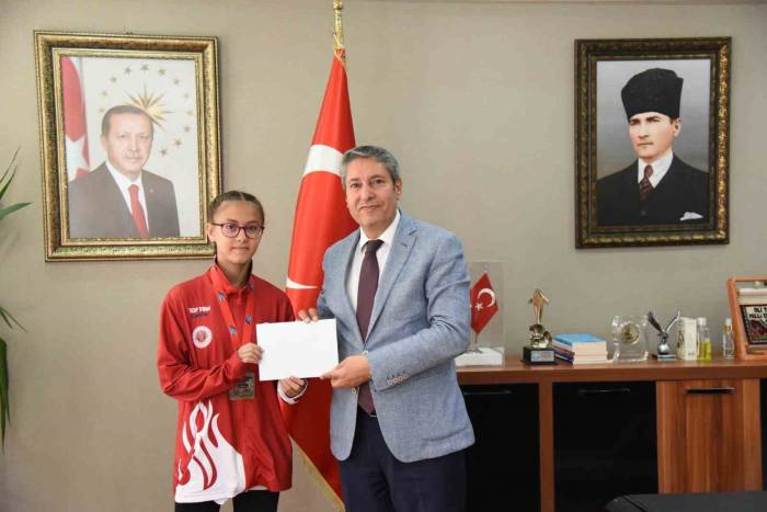 Şampiyon Öğrencilerden Milli Eğitim Müdürü Tatlı’ya Ziyaret