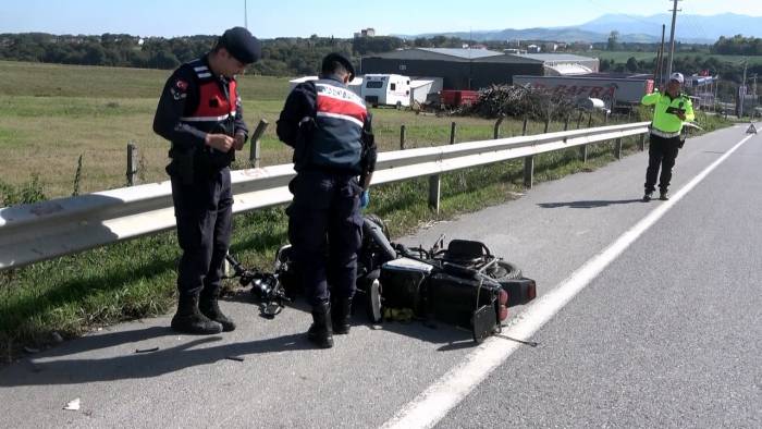 Otomobil Elektrikli Bisiklete Çarptı: 2 Yaralı