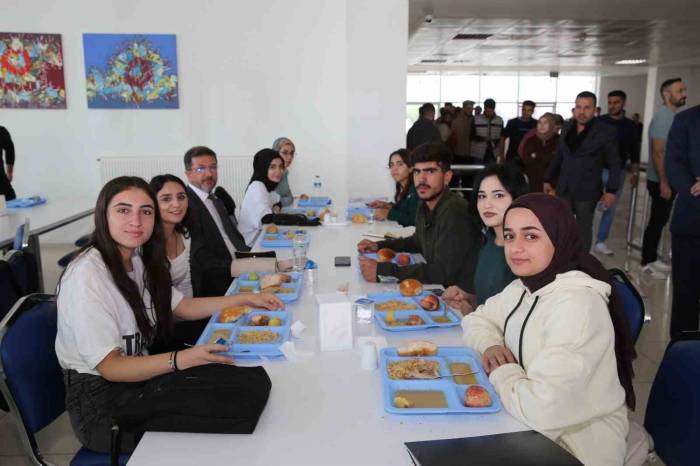 Şırnak Üniversitesi Rektörü Öğrencilerle Yemekte Bir Araya Geldi