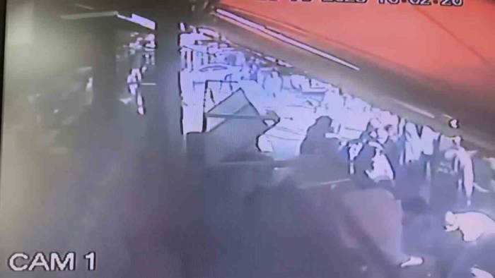 Sultangazi’de Dehşet: "Kargonuz Var" Diyerek Sokağa Çağırdığı Kadını Kurşunlayıp Kaçtı