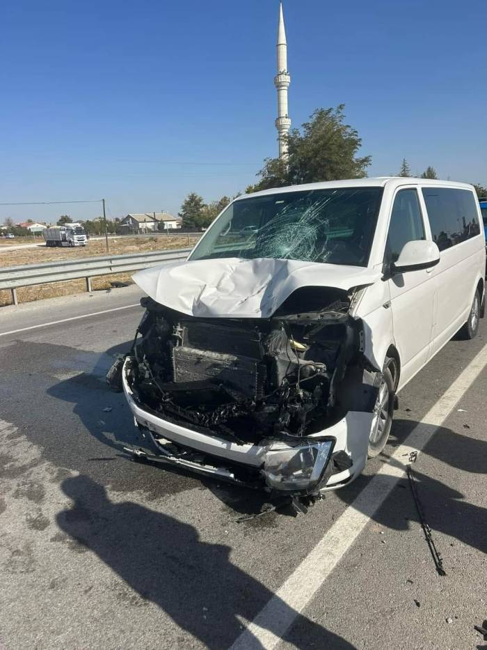 Minibüs İle Motosiklet Çarpıştı: 1 Ağır Yaralı