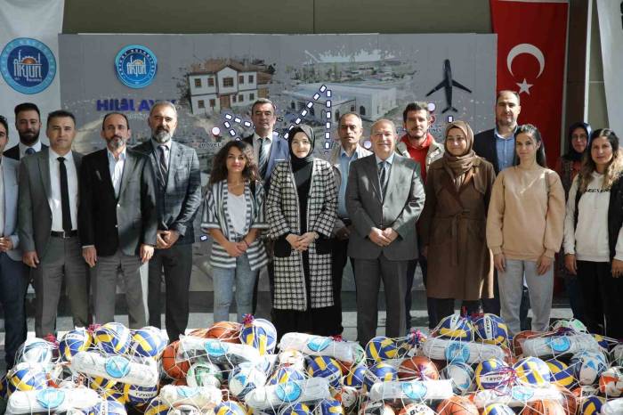 Başkan Ayık’tan Okullara Spor Malzemesi Desteği