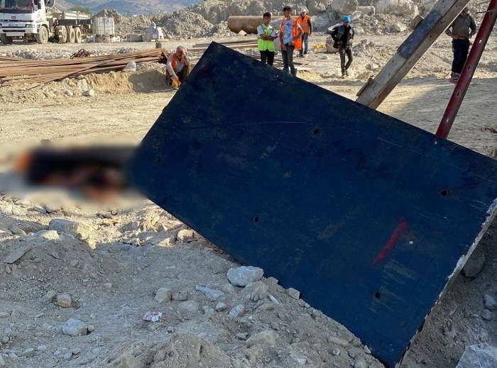 Üzerine Tonlarca Ağırlığındaki Demir Kalıp Düşen İşçi Hayatını Kaybetti