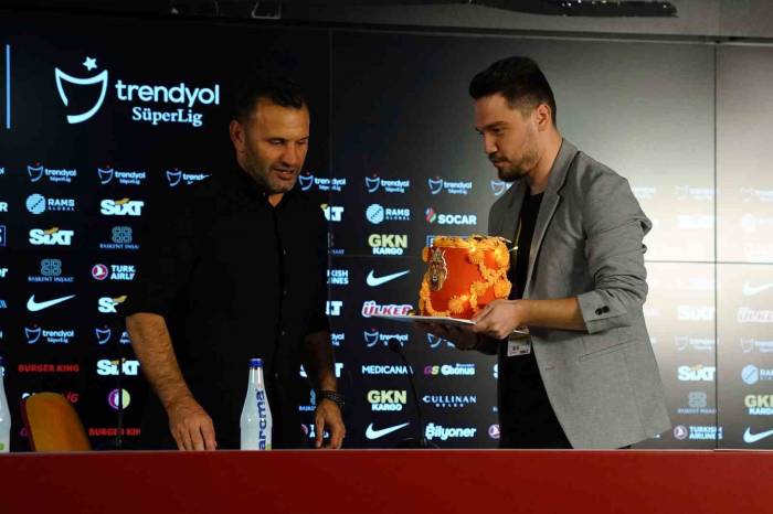 Okan Buruk’a Sürpriz Doğum Günü