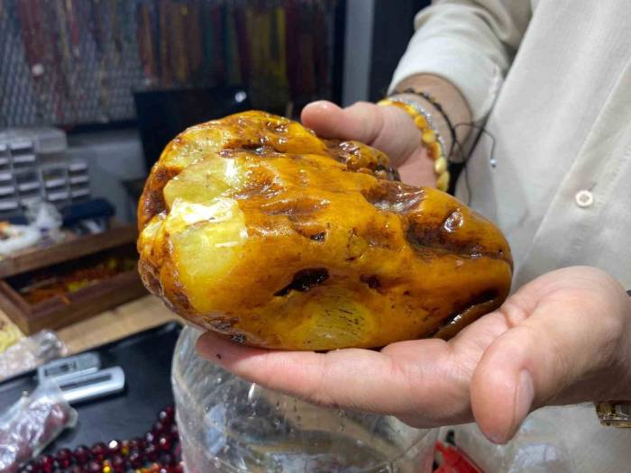 Elazığ’da 2 Bin Yıllık Kehribar Taşı Tespih Yapılması İçin Suda Bekletiliyor