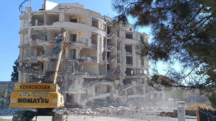 Beyaz Saray Apartmanı Kepçe İle Yıkılmaya Başlandı