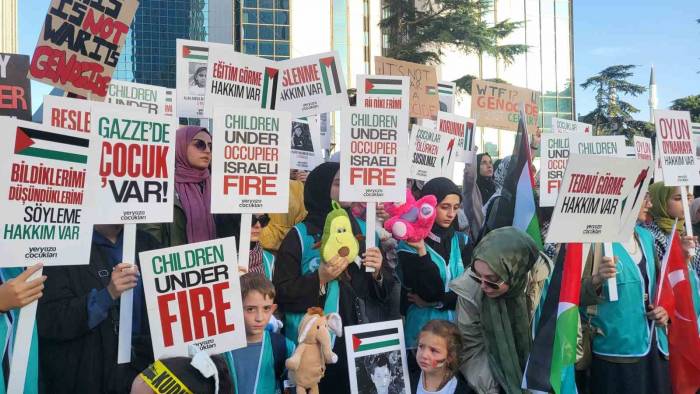 İsrail Konsolosluğu Önüne Oyuncak Bıraktılar