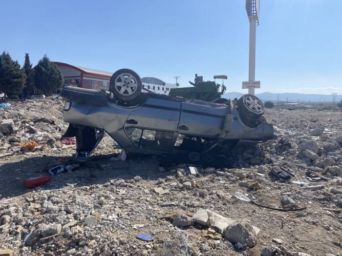 Takla Atan Otomobil 50 Metre Sürüklendi: 1 Yaralı
