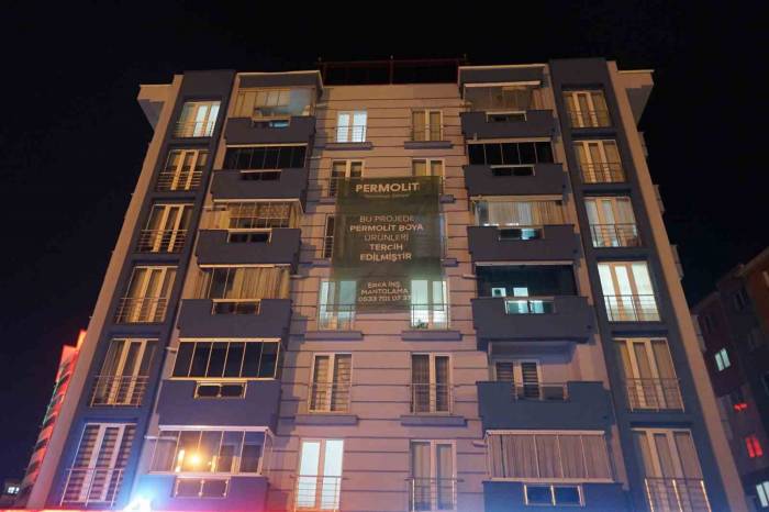 Apartman Toplantısında Silah Ve Bıçaklar Konuştu: 4 Yaralı